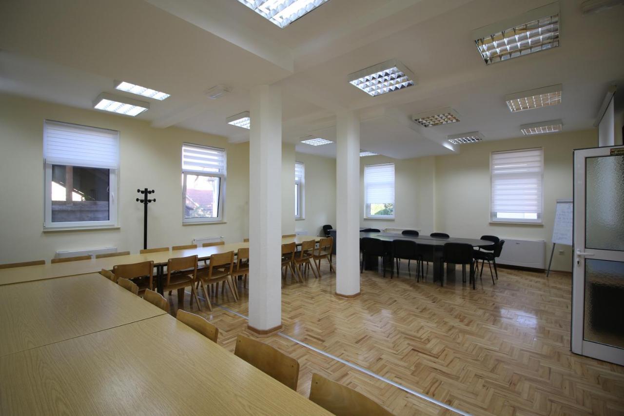 Hostel Teresianum 알렉시나츠 외부 사진