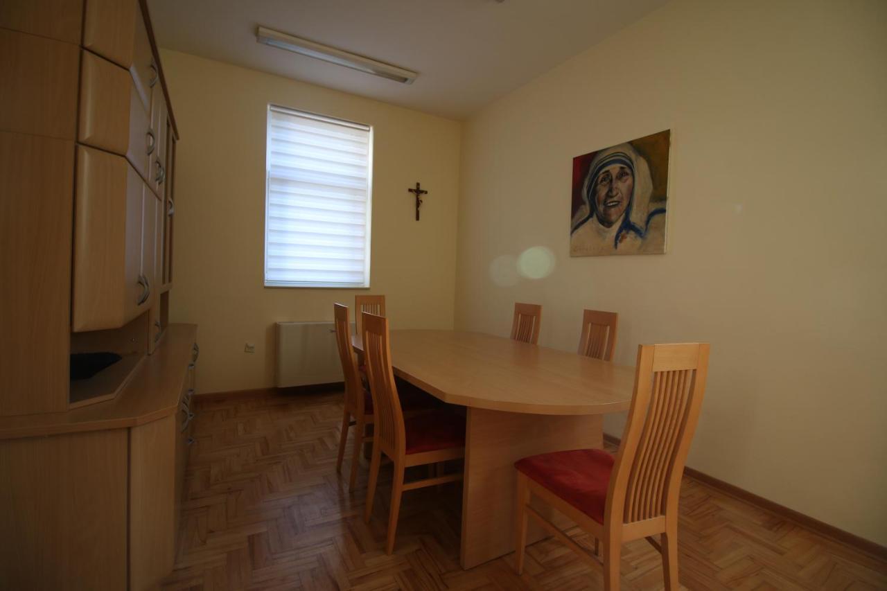 Hostel Teresianum 알렉시나츠 외부 사진